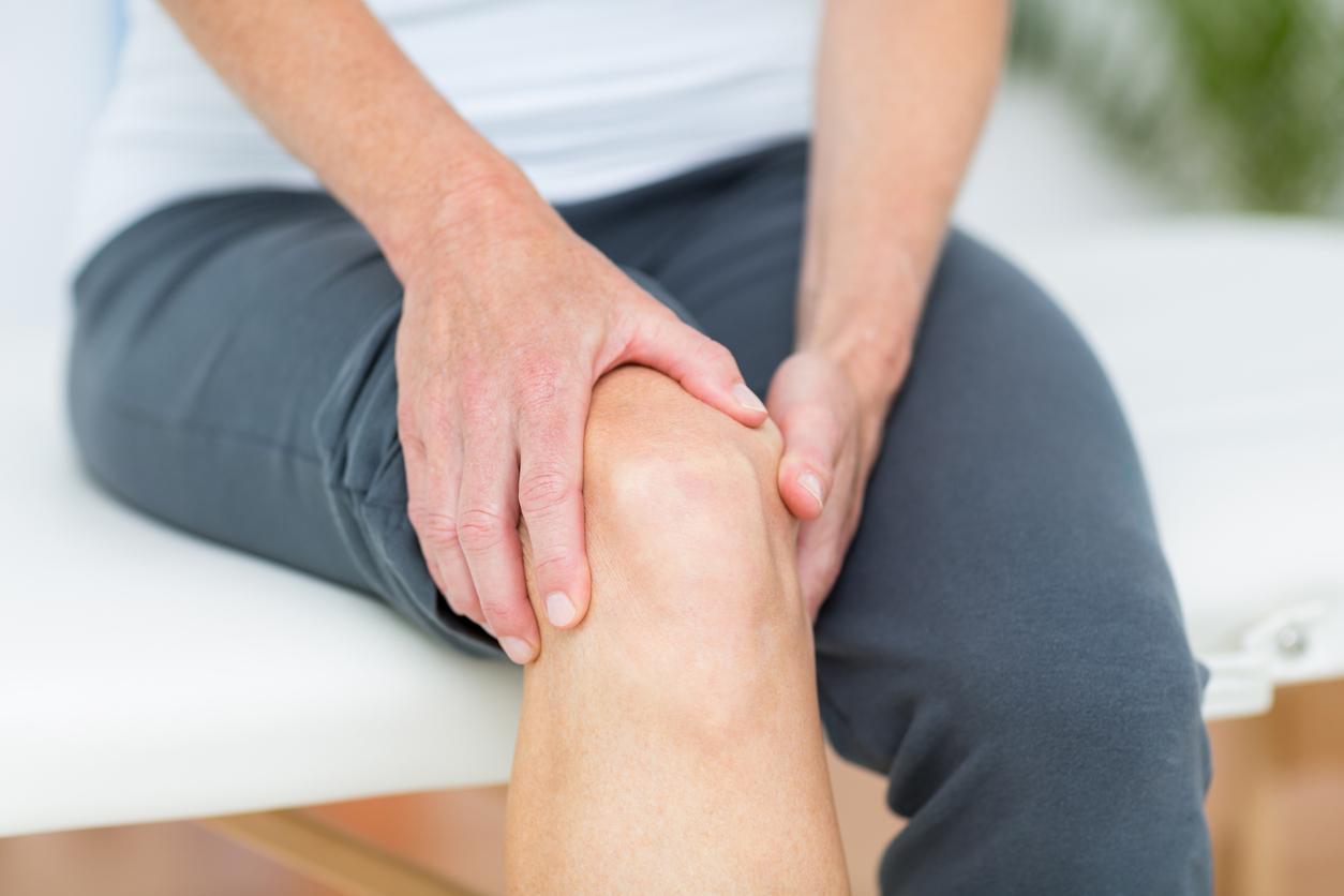 Um dos principais sintomas é a dor na região anterior do joelho.