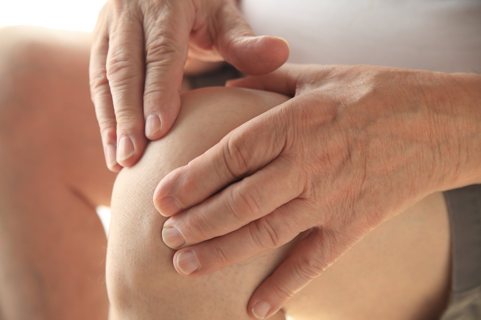 A dor local é o primeiro sintoma da artrose no joelho.