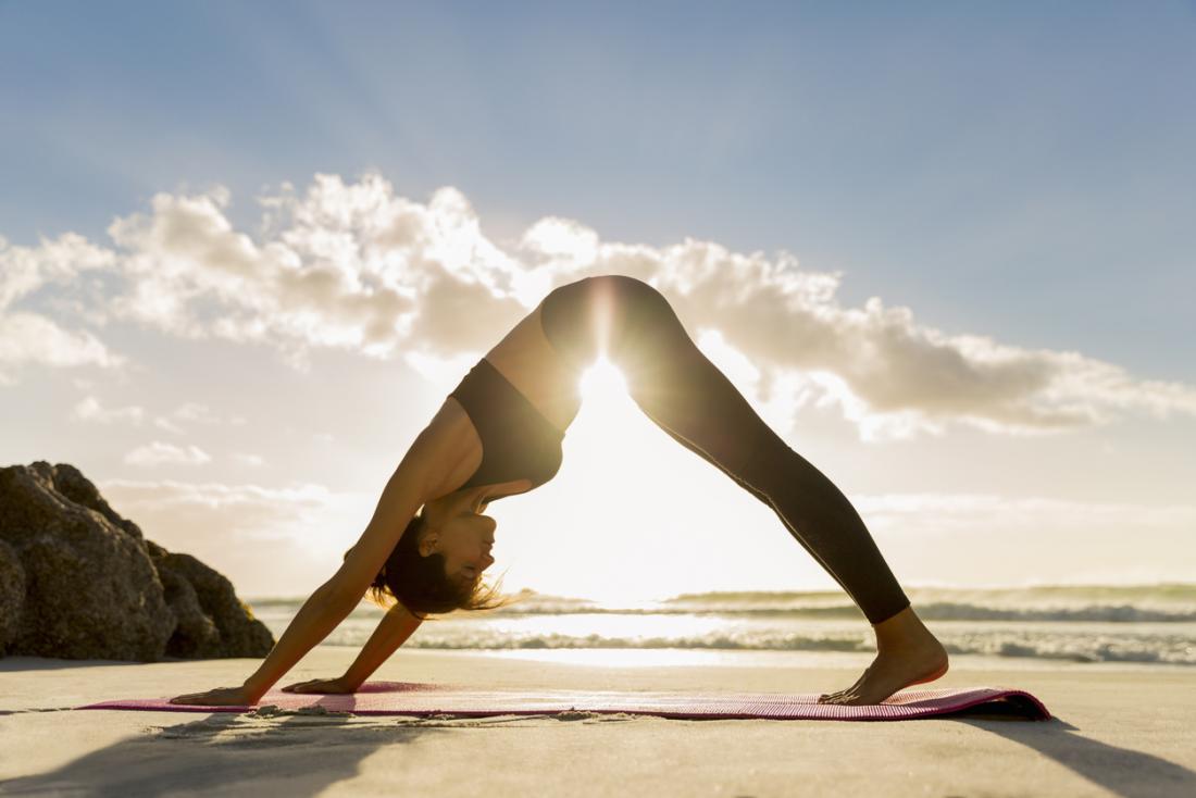 A Yoga é uma excelente opção de exercício para fortalecer o joelho sem impacto.