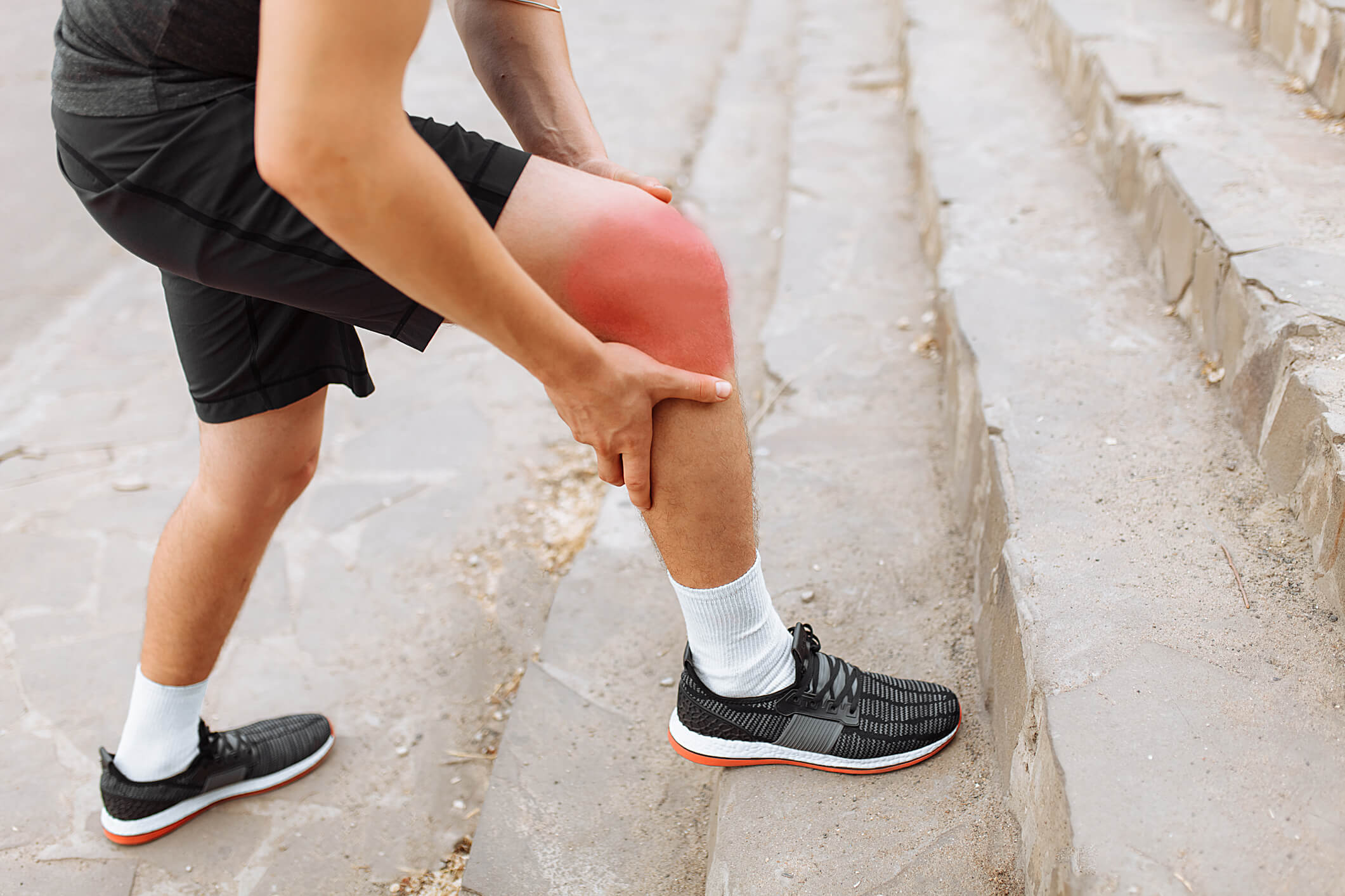 Um dos sintomas da tendinite no joelho é a dor abaixo da patela.