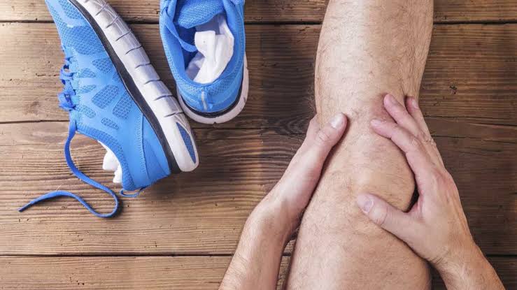 Dores na região posterior do joelho pode indicar lesão no músculo poplíteo.