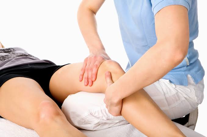 A fisioterapia pode ajudar no tratamento de lesões no músculo poplíteo