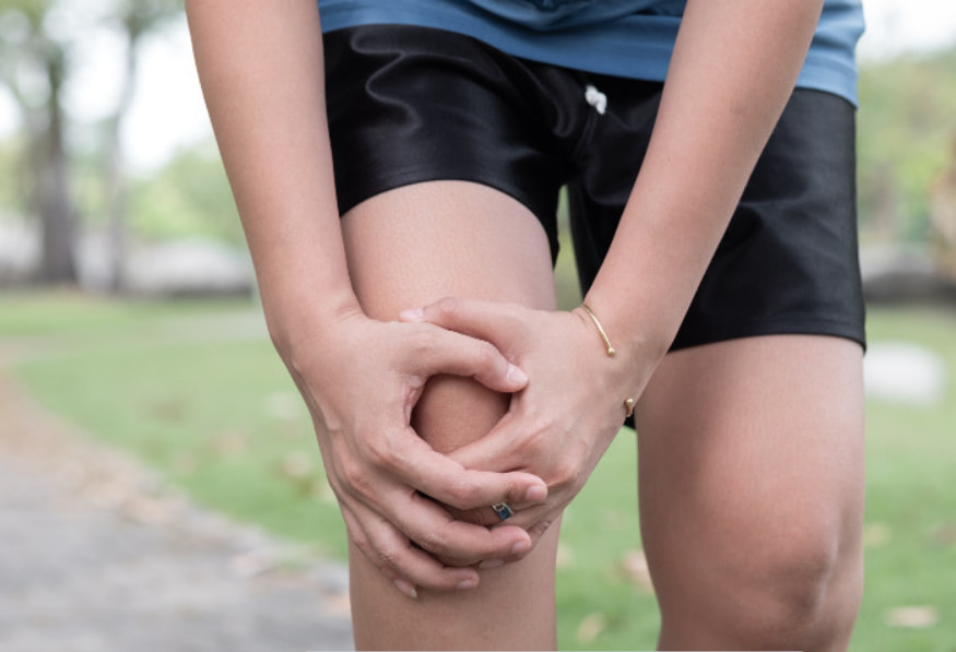 A entorse do joelho acontece justamente quando um movimento articular excede o seu limite fisiológico, ocasionando uma sobrecarga dos ligamentos e cápsula articular