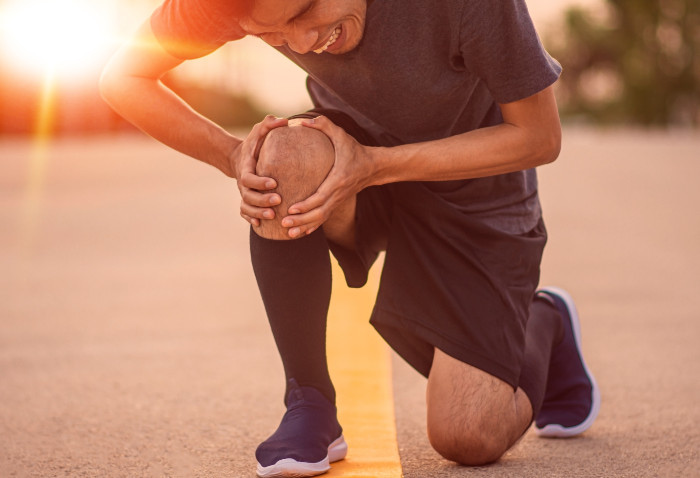 Existem alguns fatores de risco para o desenvolvimento da inflamação nos tendões do joelho, mas há como tratar a tendinite.