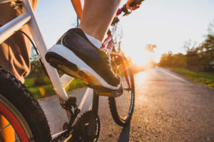 Andar de bicicleta fortalece o joelho