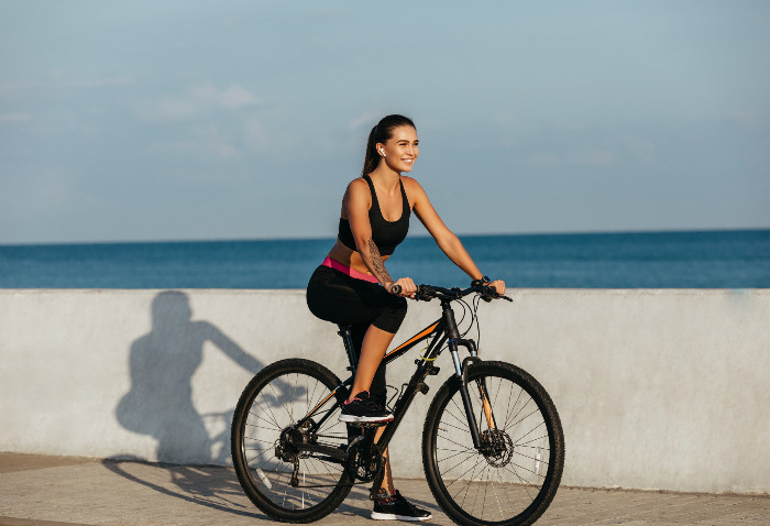 Andar de bicicleta fortalece o joelho e pode ser bom para a saúde dos músculos nessa área.