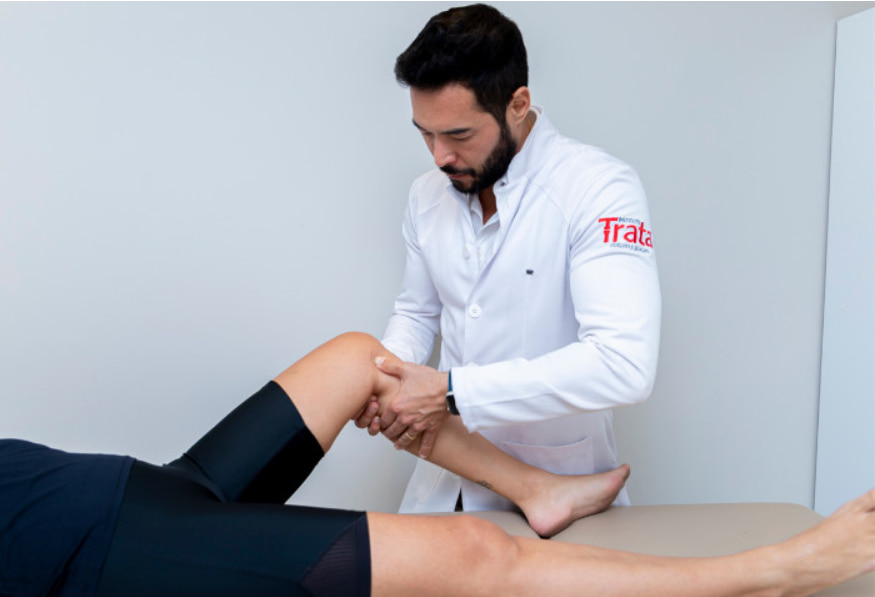A fisioterapia é indicada para tratar o joelho de corredor.