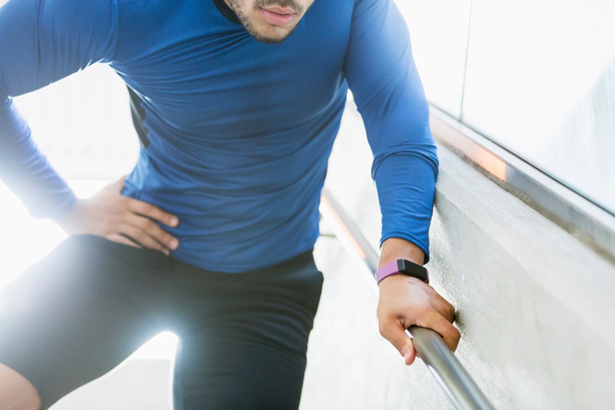 homem subindo escada com dor na virilha ao correr