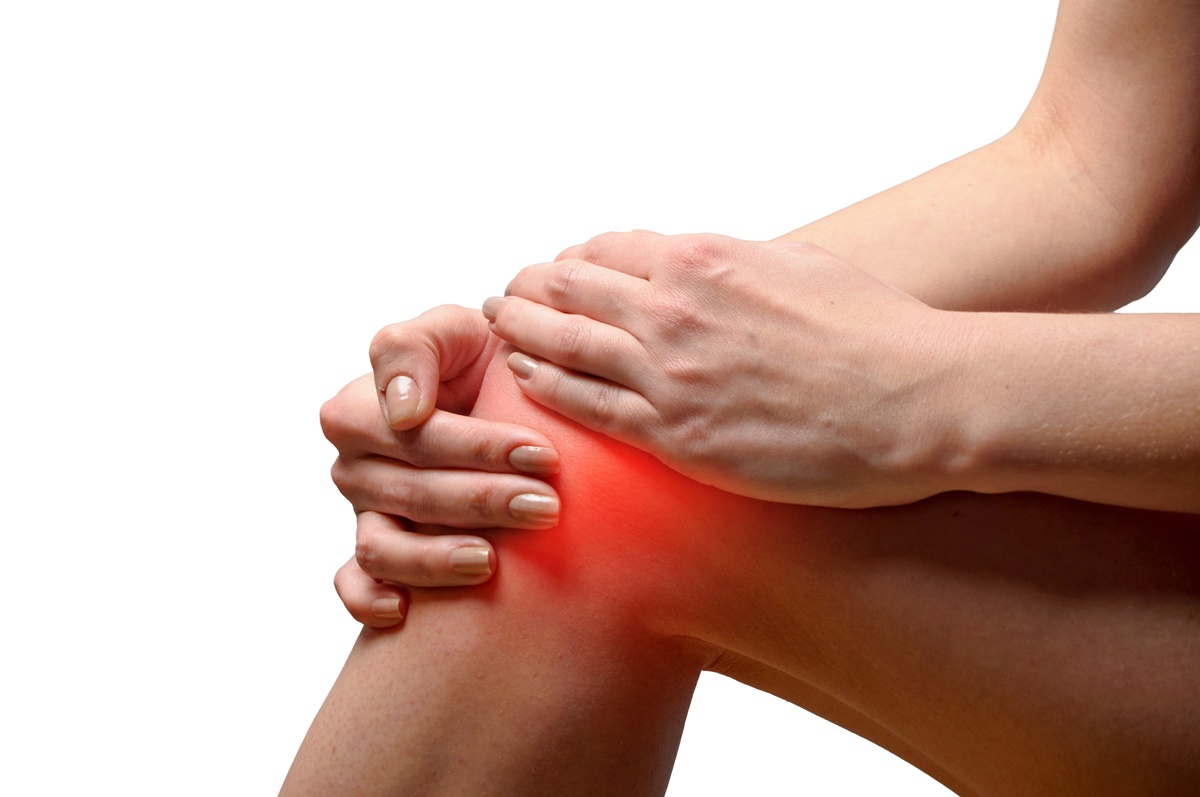 pessoa segurando a pernas com dor por conta d eproblemas na cartilagem do joelho