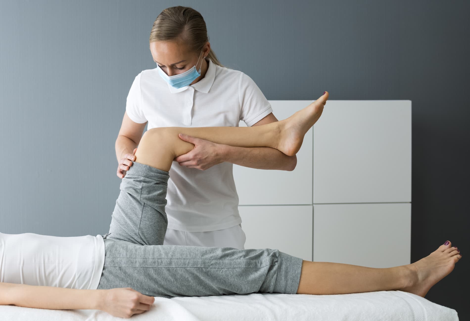 Exercícios específicos podem ajudar a melhorar a flexibilidade e o fortalecimento dos músculos ao redor do joelho, aliviando a pressão na plica.