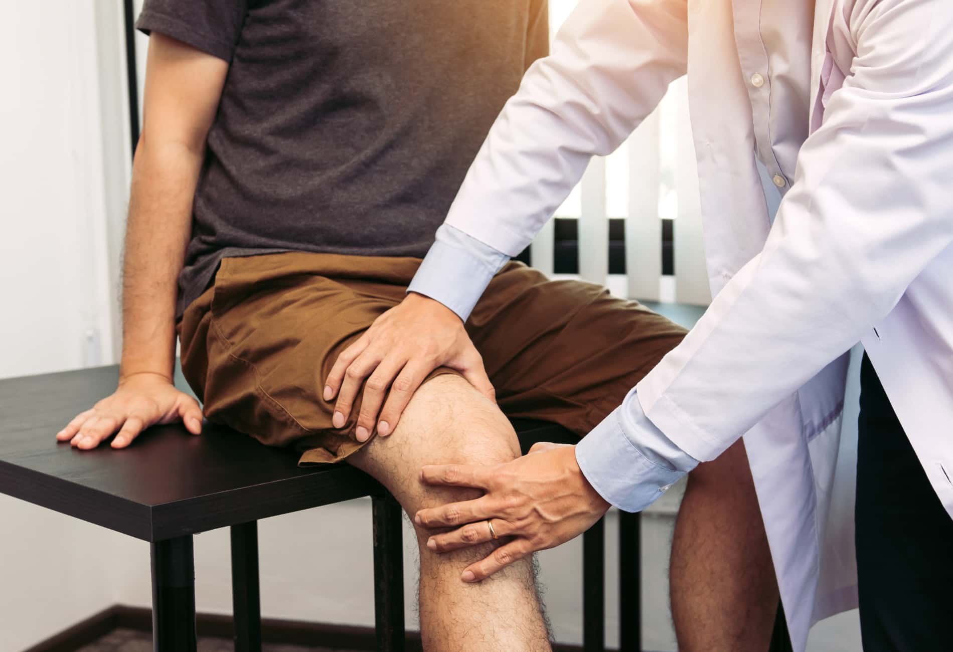 fisioterapeuta analisando joelho de paciente