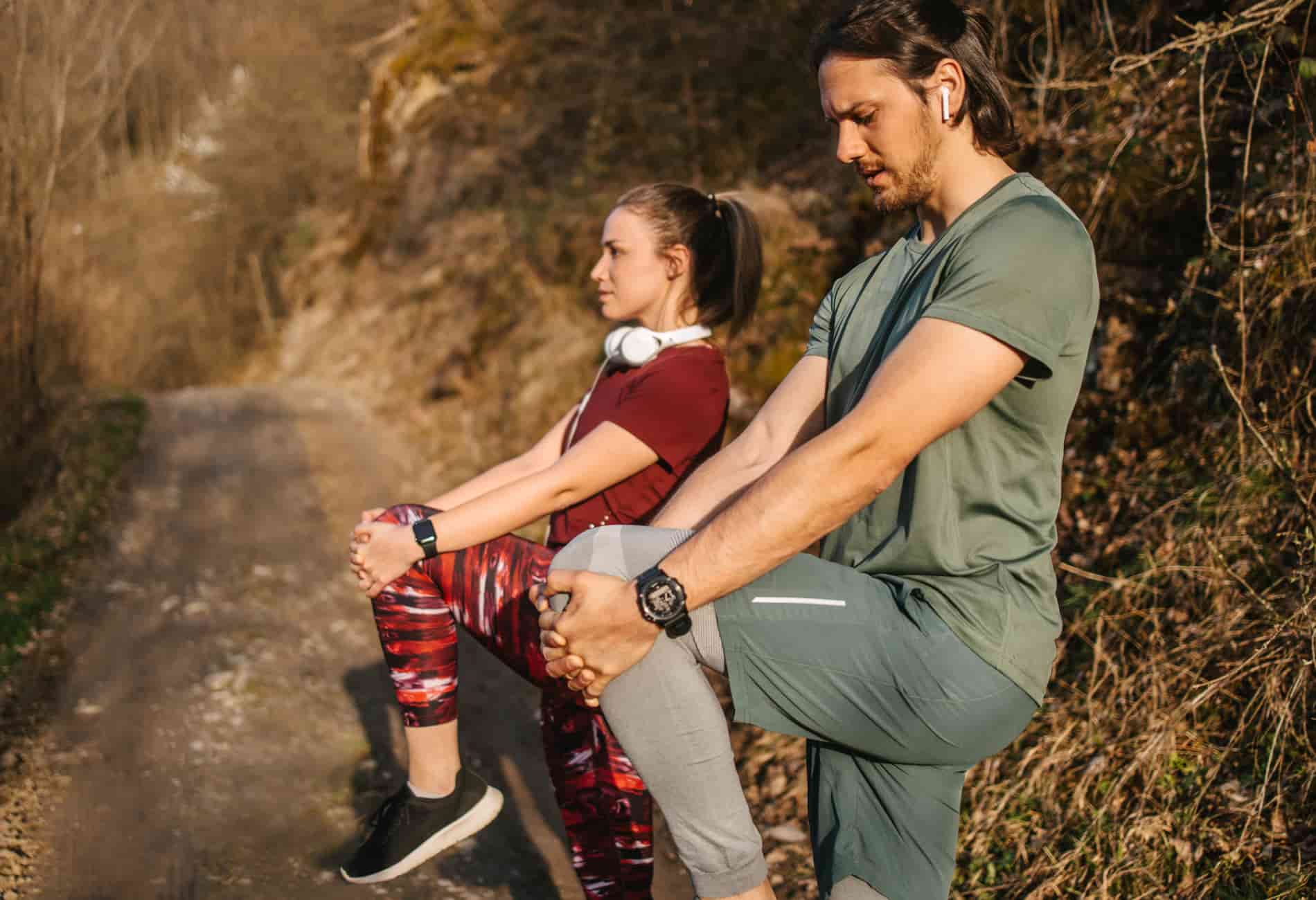 mulher e homem realizando mobilidade no joelho antes de correr